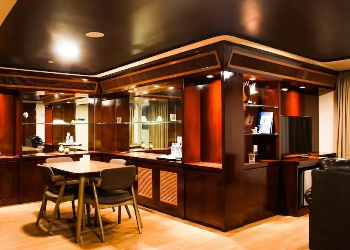 Doulos Phos The Ship Hotel