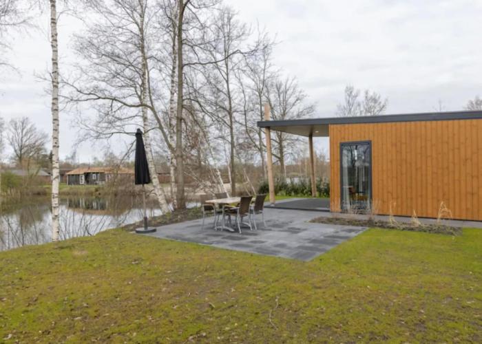 Luxury Lodge With air Conditioning and Dishwasher, in a Holiday Park, by a Lake