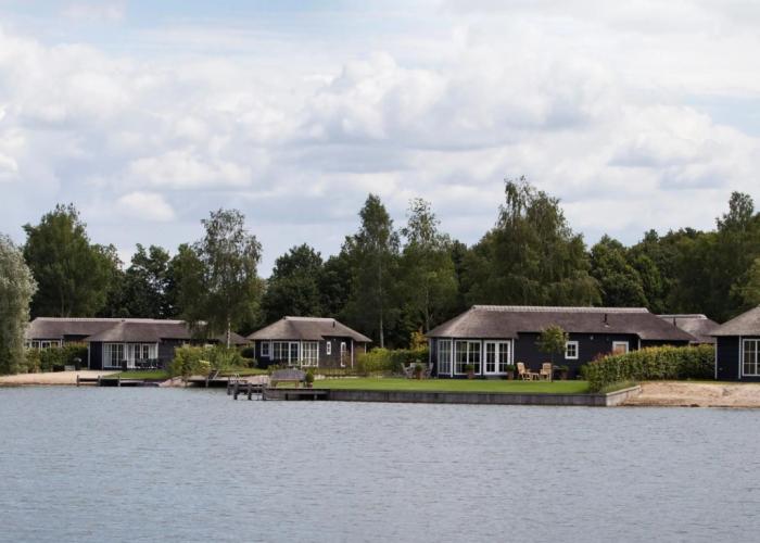 Luxury Lodge With air Conditioning and Dishwasher, in a Holiday Park, by a Lake