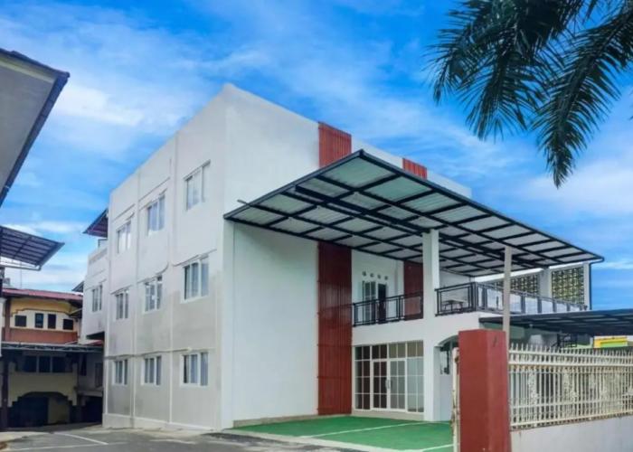 Super OYO 92518 De Luna Hotel