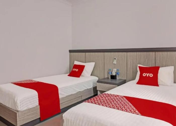 Super OYO 92518 De Luna Hotel