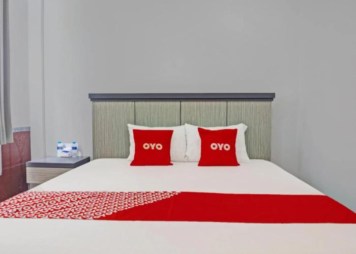Super OYO 92518 De Luna Hotel