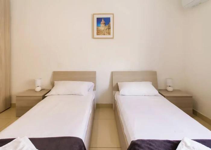 Villa Swieqi with shared room nb1
