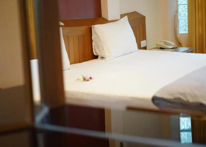 Country Lakeview Hotel