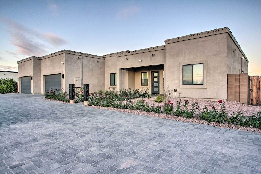 Desert Views, Fire Pit: Serene Phoenix Getaway