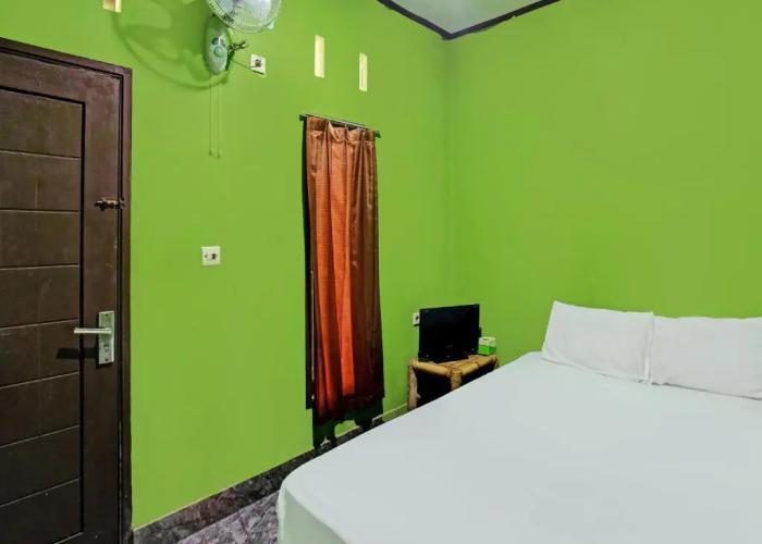 OYO 92149 Ashooy HomestayNearWisata Desa sedau
