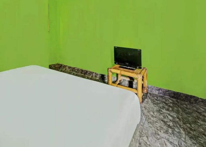 OYO 92149 Ashooy HomestayNearWisata Desa sedau