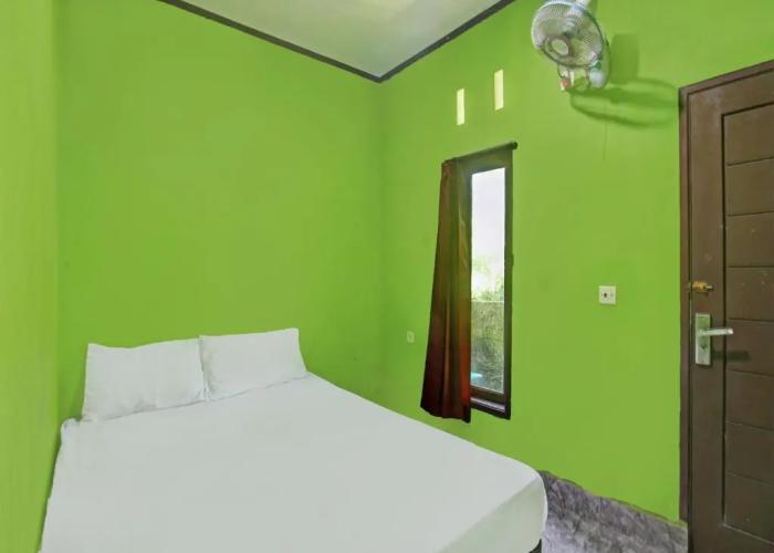 OYO 92149 Ashooy HomestayNearWisata Desa sedau