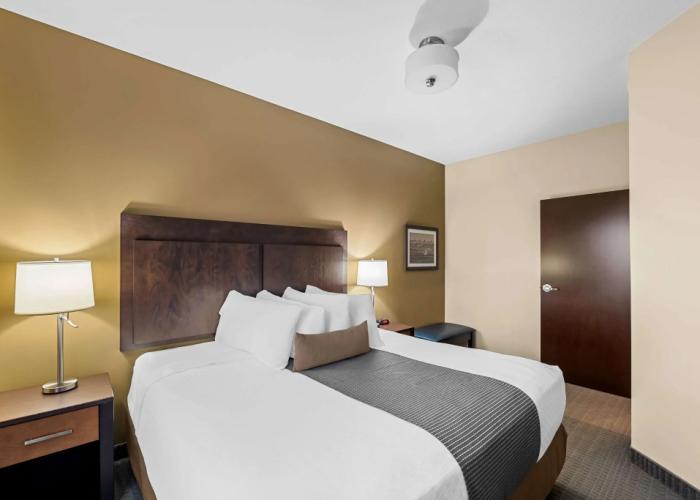 Best Western Plus Lacombe Inn & Suites