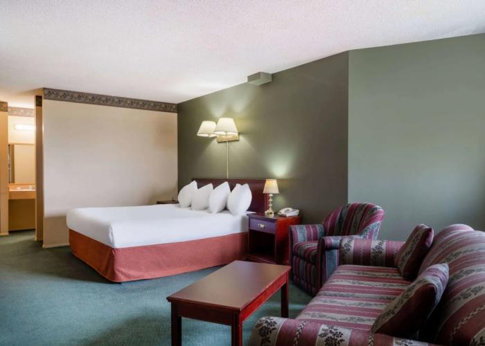 Travelodge by Wyndham Lacombe