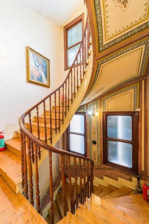 фото Büyükada Anastasia Meziki History Mansion