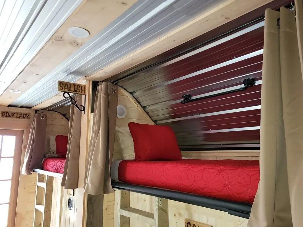 фото The Orchard Hostel Private Bunks