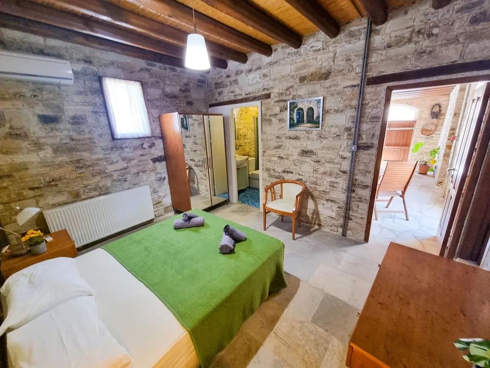 Skarinou's Landhouse Poolside Apartment