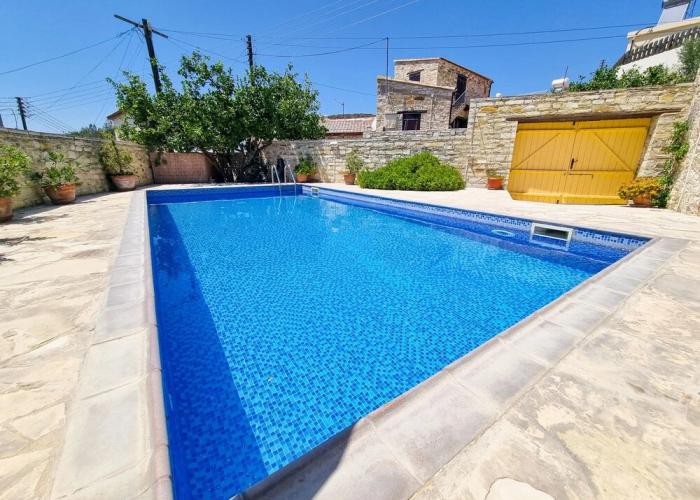 Skarinou's Landhouse Poolside Apartment