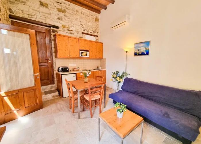 Skarinou's Landhouse Poolside Apartment