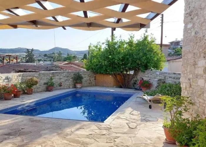 Skarinou's Landhouse Poolside Apartment