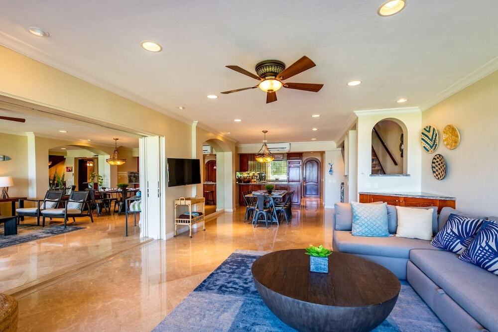 Exquisitely Adorned Luxury Unit Right on Flamingo Beach Sleeps 6