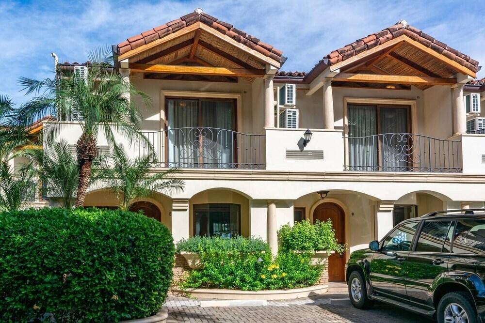 Unique space combines two luxury units into one to sleep up to 12 in Flamingo