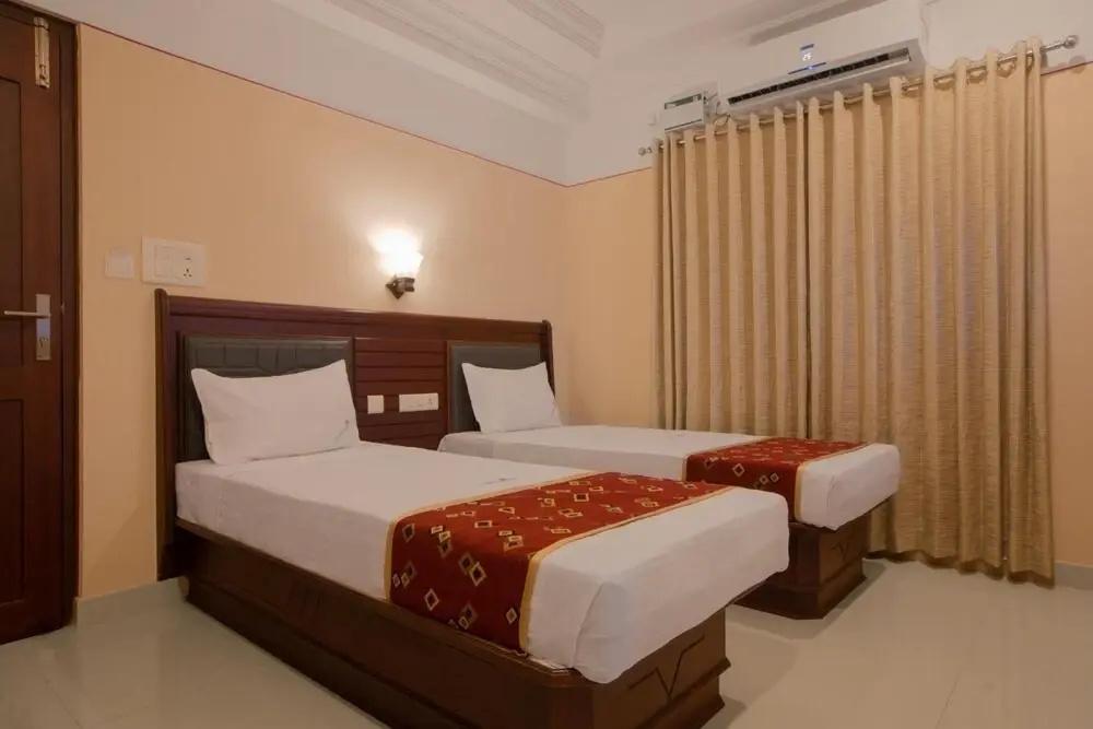фото Hotel Vashanth Krishna