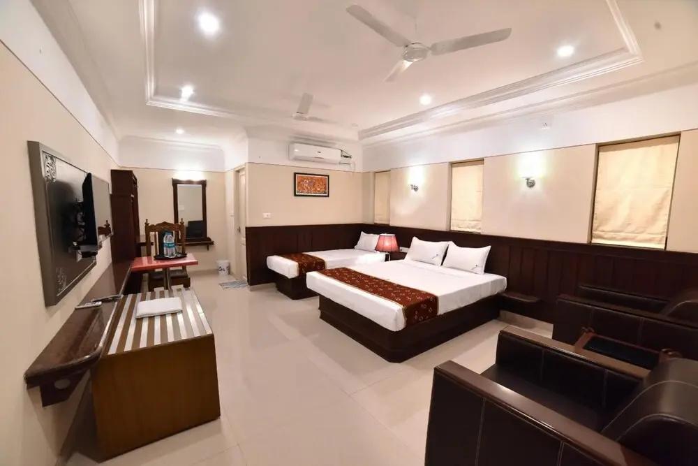 фото Hotel Vashanth Krishna