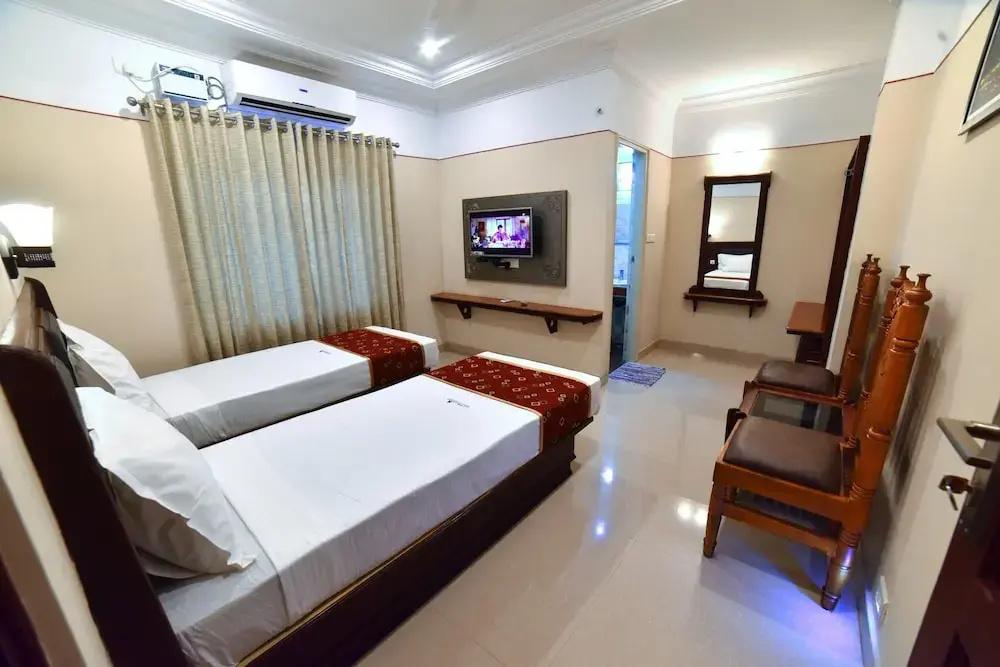 фото Hotel Vashanth Krishna