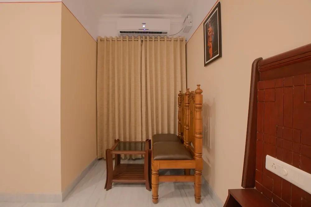 фото Hotel Vashanth Krishna