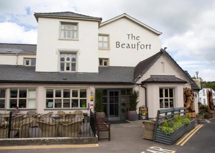 The Beaufort Raglan