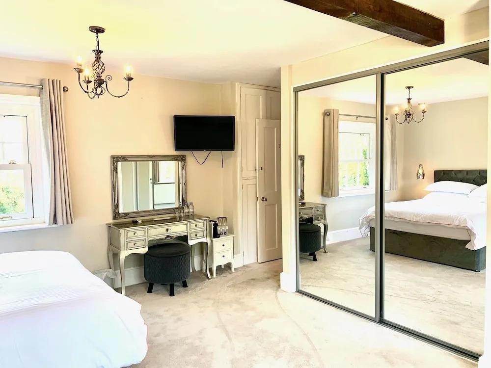 Stunning 6 Bedroom Farmhouse in Hellingly