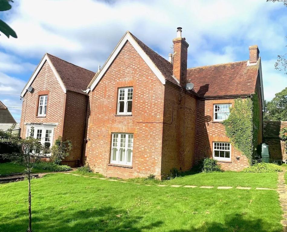 Stunning Estate Sleeps 22 Private Parking & Garden