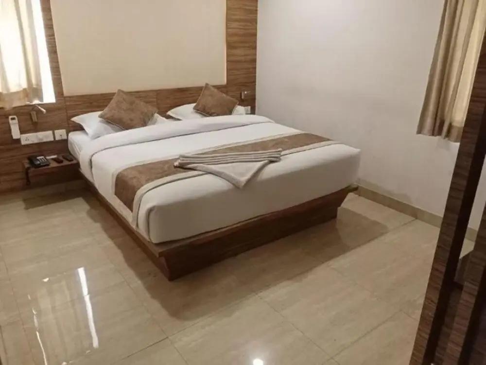 фото Hotel Adhikrishna Arcade