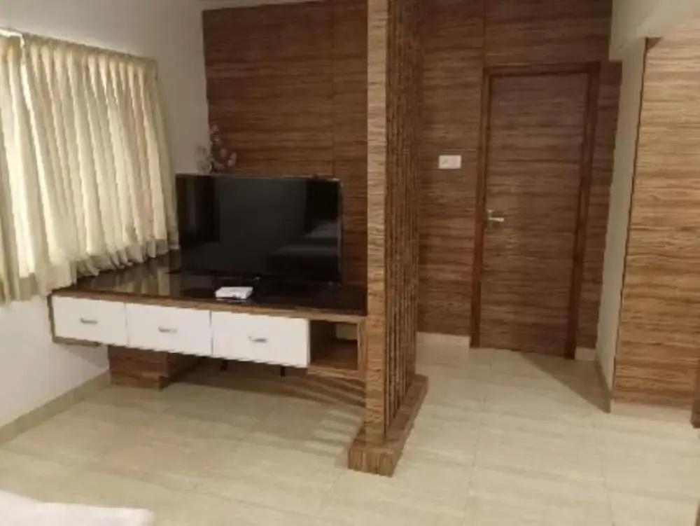 фото Hotel Adhikrishna Arcade