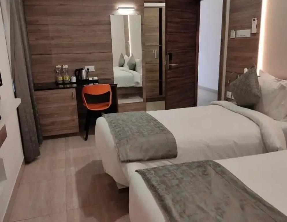 фото Hotel Adhikrishna Arcade