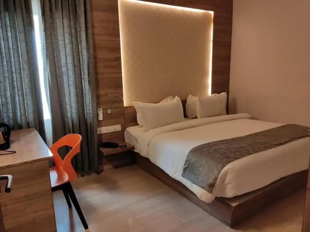 фото Hotel Adhikrishna Arcade