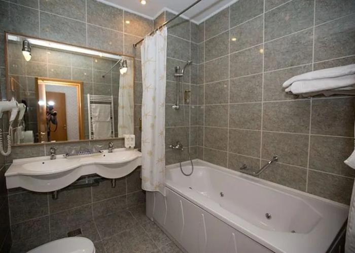 Queen Vera Hotel