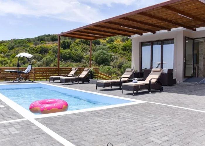 Aurora Luxury Retreat - Beachfront & Private Pool