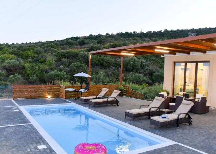 Aurora Luxury Retreat - Beachfront & Private Pool