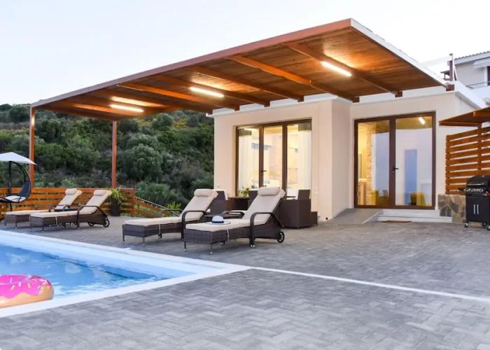 Aurora Luxury Retreat - Beachfront & Private Pool