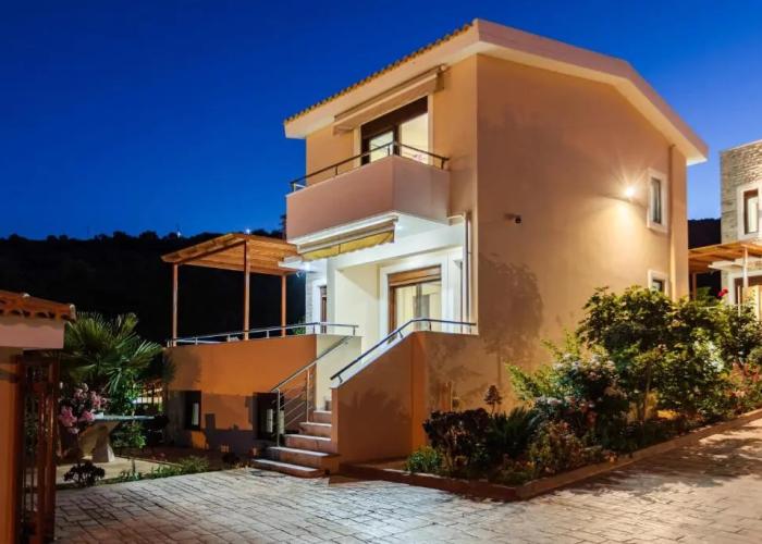 Villa Armonia - Beachfront Majestic Retreat