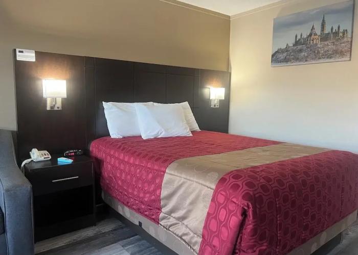 Colonial House Motor Inn