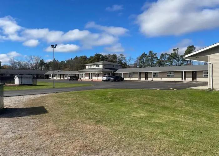 Colonial House Motor Inn