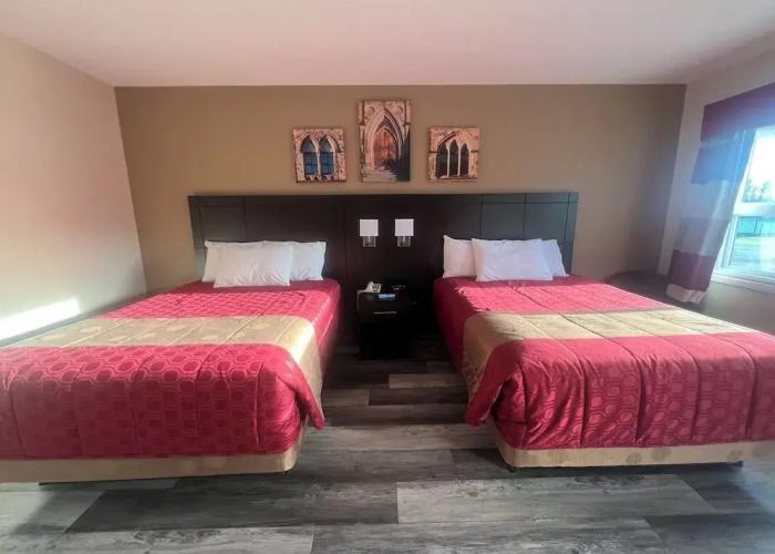 Colonial House Motor Inn