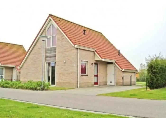 Attractive Bungalow on the Water