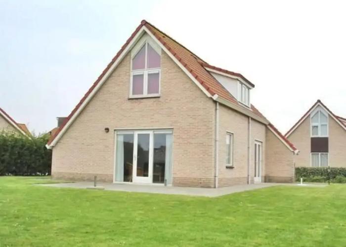 Attractive Bungalow on the Water
