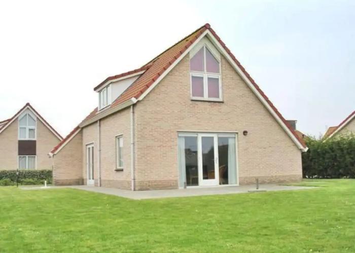 Attractive Bungalow on the Water