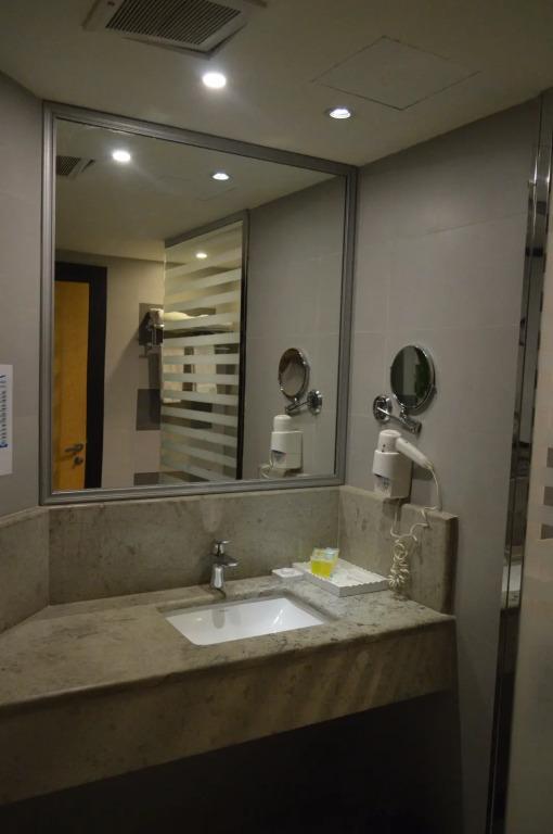 фото Golden Tulip Hail