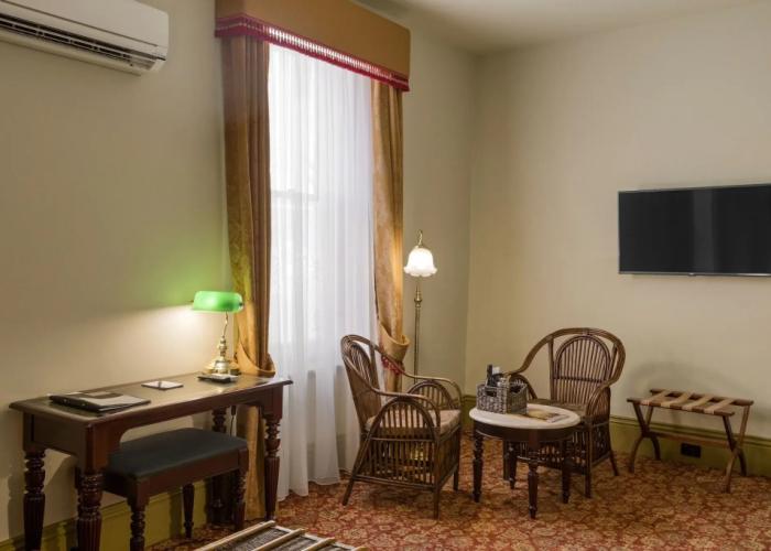 Hadley's Orient Hotel