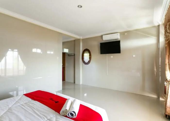 RedDoorz near Parangtritis Beach
