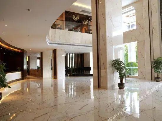 Rowin Grand Hotel