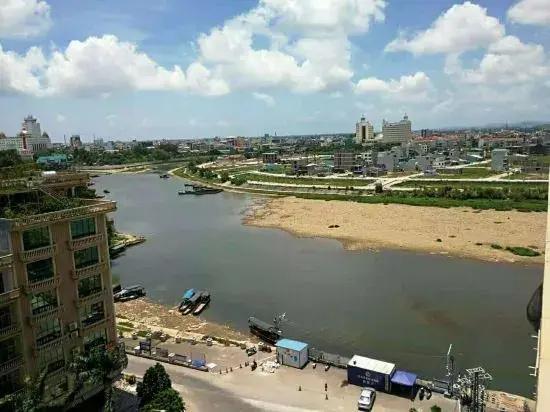 Pinshang Express Chain Hotel (Dongxing Guomen Port)