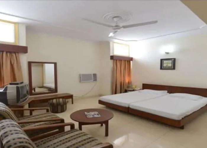 Jungle Babbler Tourist Resort